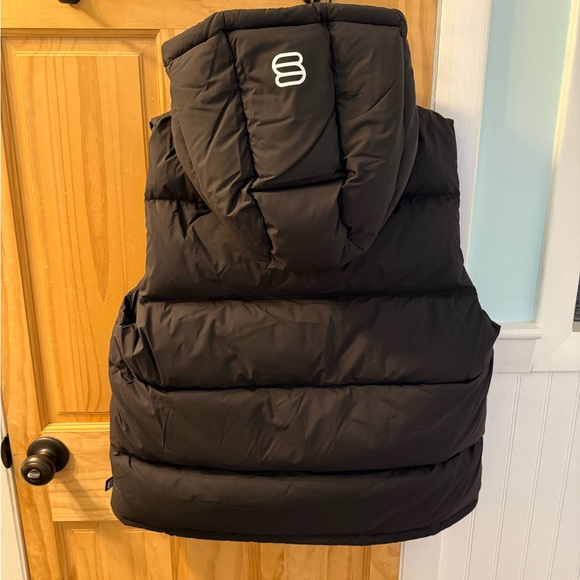 Aritzia super puff vest - Picture 3 of 6